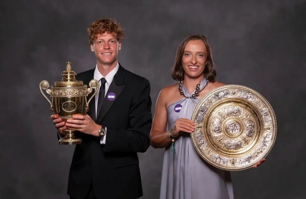 追光丨一屆溫網(wǎng)連奪兩冠！這位27歲的中國(guó)姑娘太勵(lì)志了